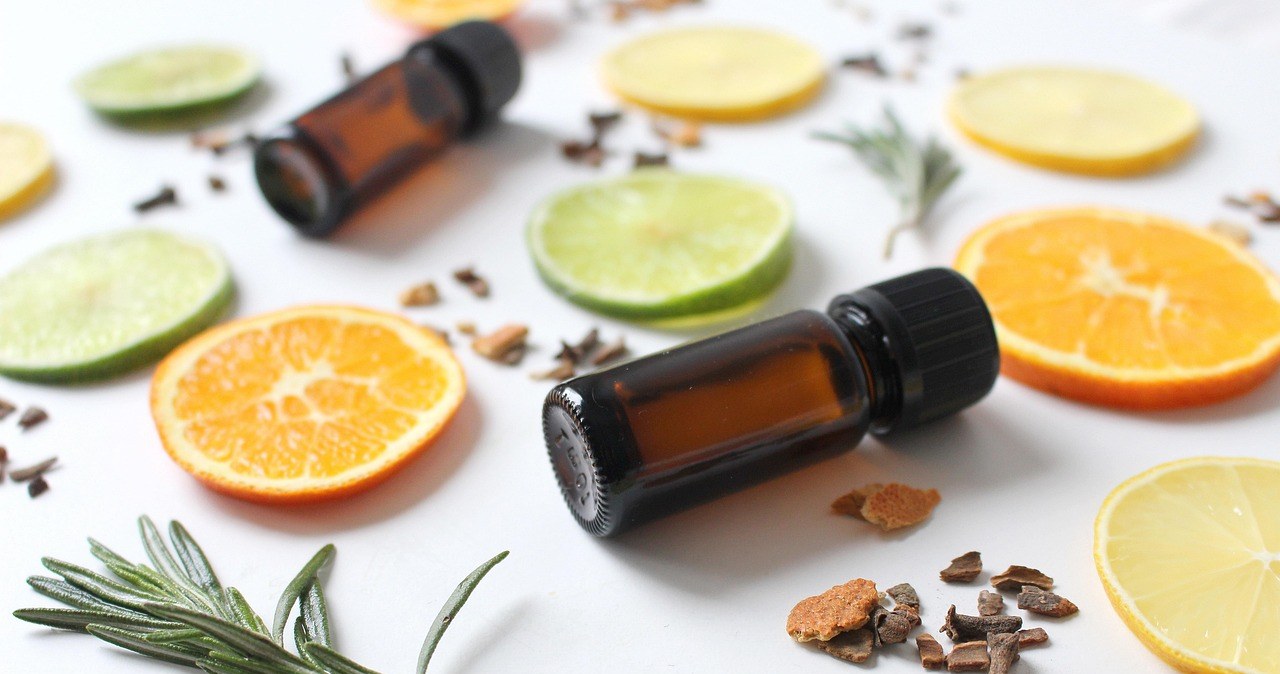 Для приготування натурального освіжувача повітря варто обирати ефірні олії з вираженим свіжим ароматом, наприклад, лимонну чи апельсинову