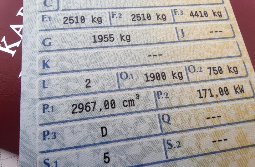 DMC zestawu w dowodzie dopuszcza aż 4410 kg, ale prawo jazdy pozwala tylko na 3,5 t. Jeśli przekroczymy tę wartość oznacza to że jedziemy bez uprawnień. /INTERIA.PL