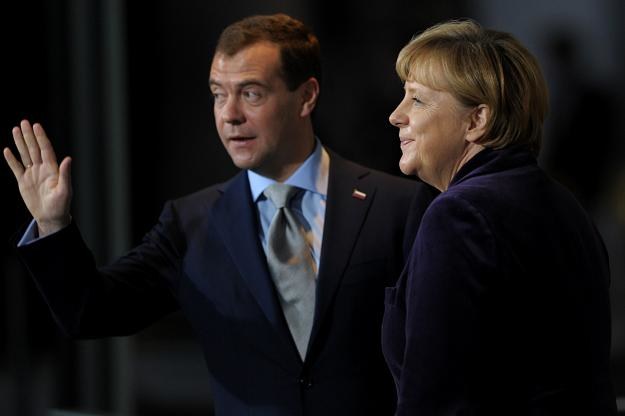 Dmitri Miedwiediew (L) i Angela Merkel (P) w trakcie ceremonii otwarcia Nord Streamu /AFP