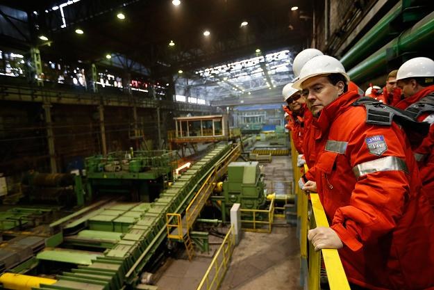 Dmitri Miedwiediew w fabryce konglomeratu górniczo-hutniczego Ewraz w Nowokuźniecku na Syberii /AFP
