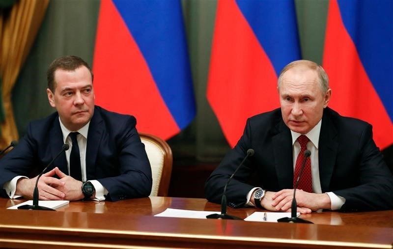 Dmitrij Miedwiediew i Władimir Putin /AFP