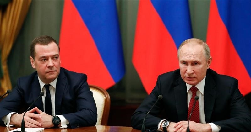 Dmitrij Miedwiediew i Władimir Putin /AFP