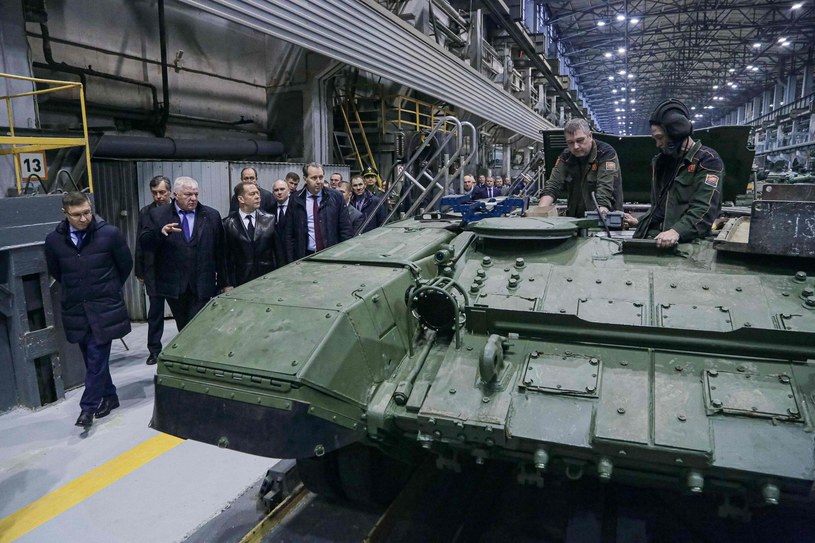 Dmitrij Miedwiediew podczas odwiedzin głównej rosyjskiej fabryki czołgów na Uralu /Sputnik /AFP