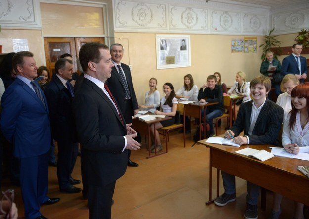 Dmitrij Miedwiediew z wizytą w szkole w Symferopolu /ALEXANDER ASTAFYEV/RIA NOVOSTI/GOVT. PRESS SERVICE/POOL /PAP/EPA