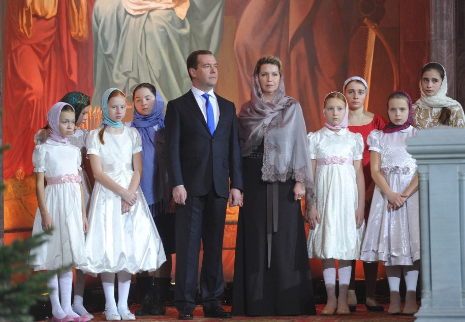 Dmitrij Miedwiediew z żoną w czasie uroczystości /ALEXANDER ASTAFYEV /PAP/EPA