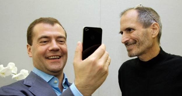 Dmitry Miedwiediew - pierwszy Rosjanin, który dostał iPhone'a /AFP