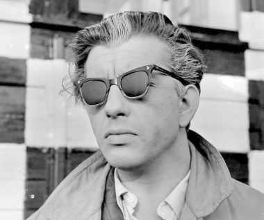 Dmochowski urodził się 29 października 1930 roku w Piotrkowie Trybunalskim. W 1955 roku ukończył studia na warszawskiej PWST.

Karierę aktora filmowego zaczynał od występów w filmach Andrzeja Munka. W 1957 roku zagrał w "Eroice" - był to jego debiut filmowy, a trzy lata później w "Zezowatym szczęściu".