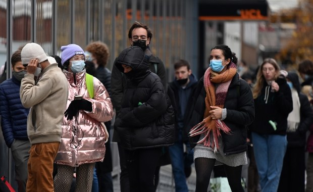 Dmuchać na zimne i nie tracić nerwów, czyli pandemia na Wyspach