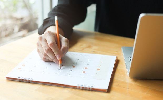 Dni wolne od pracy. Kiedy zaplanować urlop, aby wydłużyć wypoczynek?