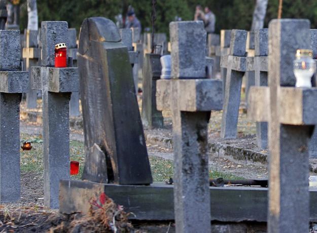 Do 100 złotych wydajemy najczęściej na dekorację grobów /AFP