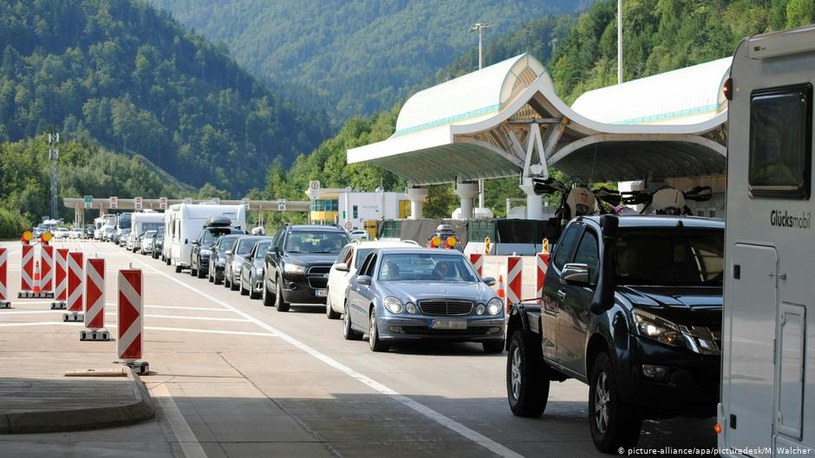 Do 12 godzin czekali podróżni po słoweńskiej stronie na przekroczenie granicy z Austrią. Fot. M. Walcher /Deutsche Welle