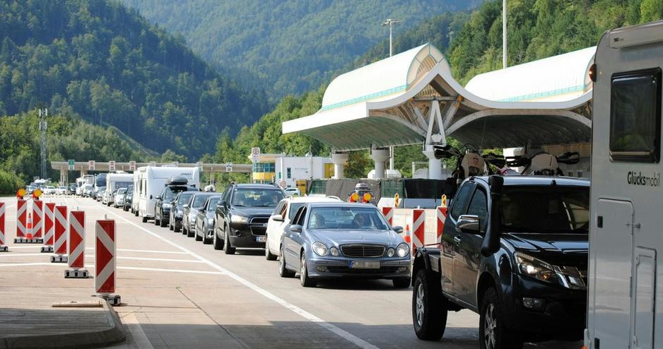 Do 12 godzin czekali podróżni po słoweńskiej stronie na przekroczenie granicy z Austrią. Fot. M. Walcher /Deutsche Welle