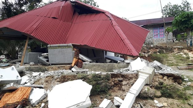 Do 30 wzrosła liczba ofiar śmiertelnych trzęsienia ziemi, które w czwartek nawiedziło wschodnią Indonezję /BNPB HANDOUT /PAP/EPA