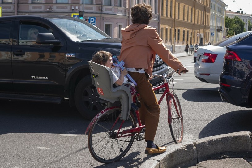 Do 7 roku życia musimy korzystać z dodatkowego siodełka, jeżeli przewozimy dziecko rowerem /Andrzej Iwanczuk /Reporter /East News
