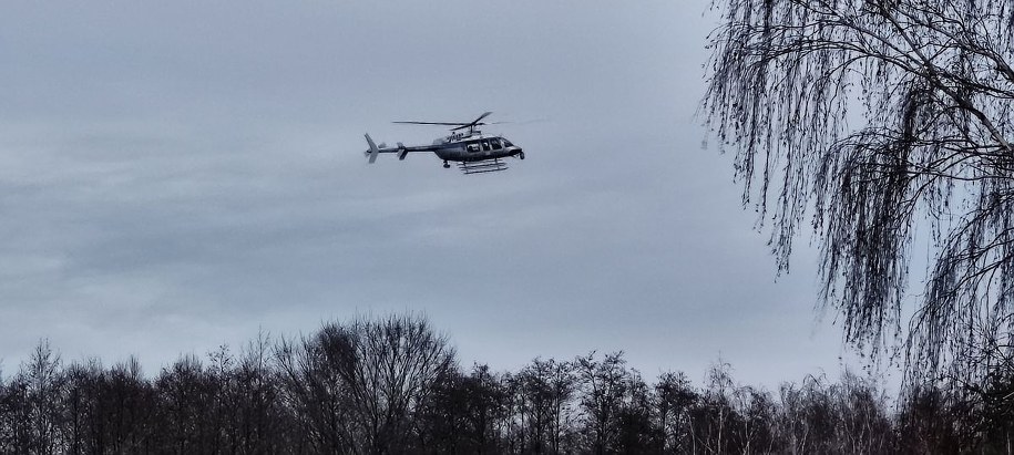Do akcji poszukiwawczej zaangażowano policyjny śmigłowiec /Komenda Powiatowa Policji w Wieluniu /Materiały prasowe