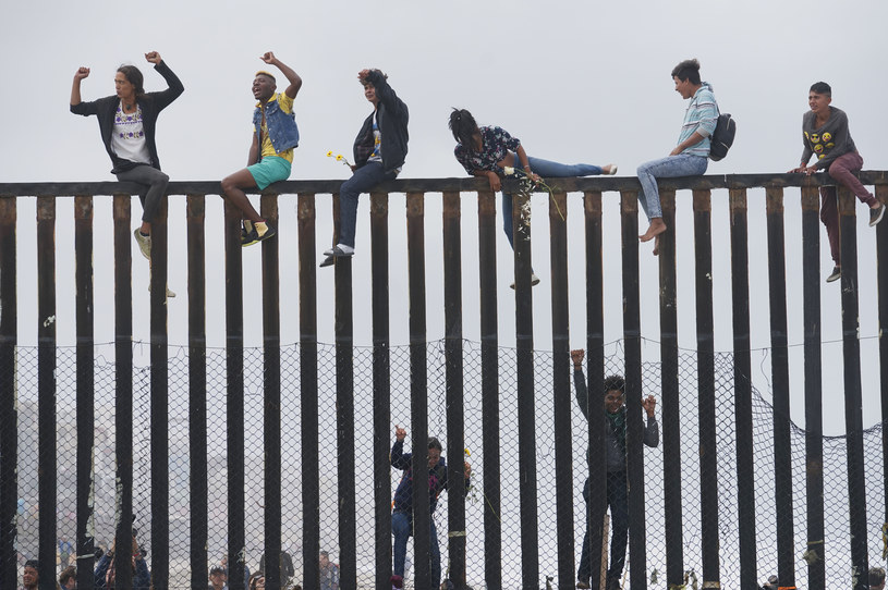 Do amerykańskiej granicy dotarła grupa 200 migrantów, którzy od ponad miesiąca maszerowali przez Meksyk w kierunku Stanów Zjednoczonych /AFP
