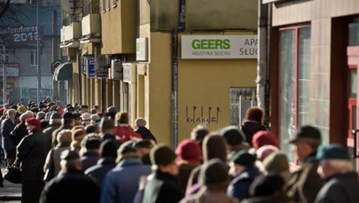 Do aptek ustawiają się ogromne kolejki