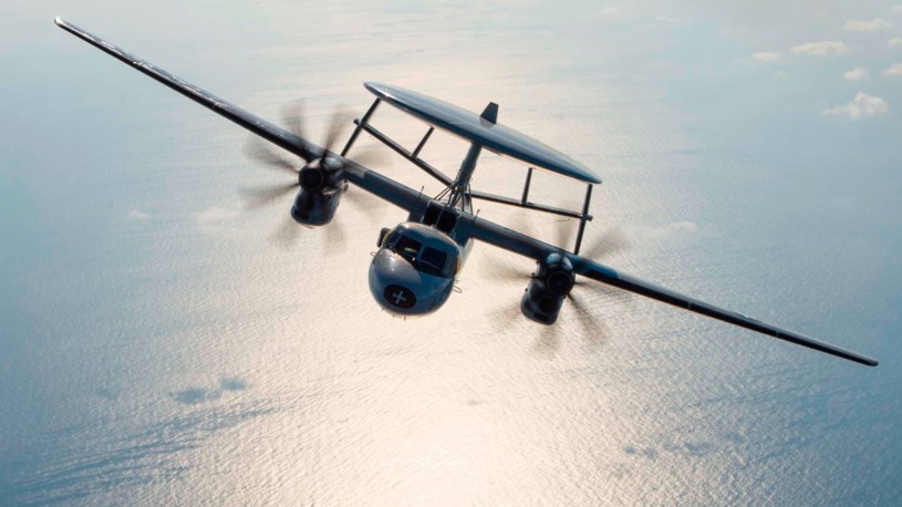 Do ataku na bazy Huti w Jemenie wykorzystano potężny samolot E-2 Hawkeye. /@DeptofDefense /Twitter