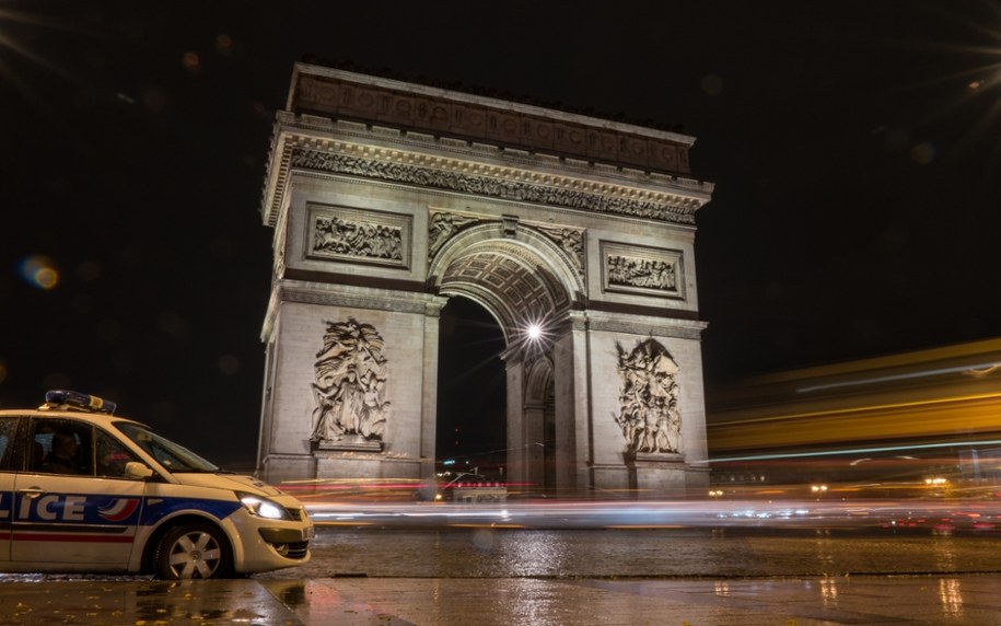 Do ataku nożownika doszło w okolicy Łuku Triumfalnego w Paryżu. /Shutterstock
