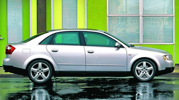 Do Audi A4 można bez problemu kupić cały zestaw naprawczy (komplet wahaczy) zawieszenia. /Motor
