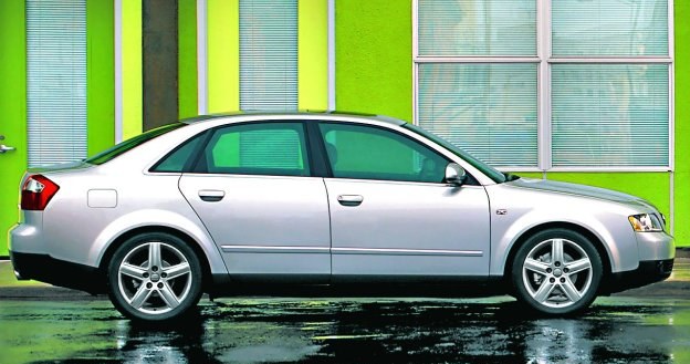 Do Audi A4 można bez problemu kupić cały zestaw naprawczy (komplet wahaczy) zawieszenia. /Motor