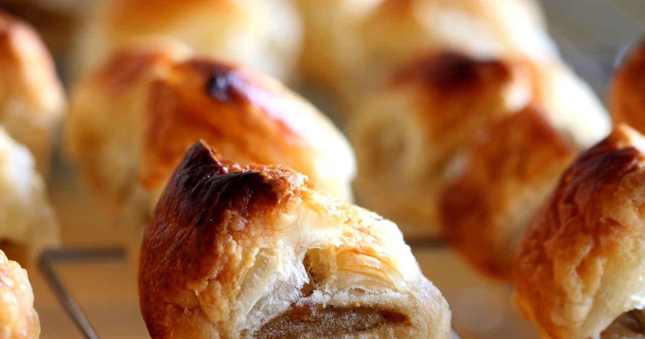 Do barszczu czerwonego doskonale pasują paszteciki z ciasta francuskiego /rigsby8131 /123RF/PICSEL