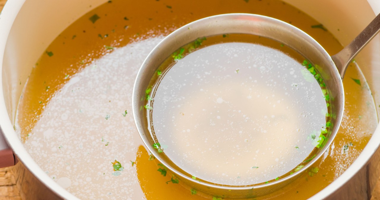 Do bulionu możemy dodać m.in. pulpeciki czy kluseczki z jajka /123RF/PICSEL