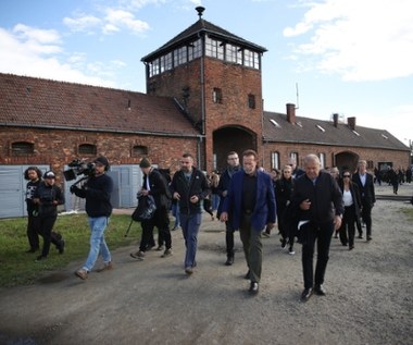 Do byłego obozu Auschwitz I Schwarzenegger wszedł przez główną bramę z napisem "Arbeit macht frei". Zwiedził część muzealnej ekspozycji. Zobaczył też krematorium w byłym Auschwitz I, które funkcjonowało od sierpnia 1940 roku do lipca 1943 roku, czyli do momentu, gdy Niemcy uruchomili ogromne krematoria w Auschwitz II-Birkenau.