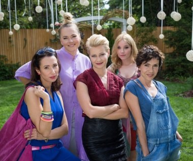 Do ceremonii zostało kilka godzin. W umówionym miejscu zbiórki, przed wieczorem panieńskim, stawiają się najlepsze przyjaciółki Sawy – lubiąca adrenalinę Anka (Roma Gąsiorowska-Żurawska), miłośniczka Orientu Weronika (Magda Lamparska) i perfekcyjnie zorganizowana gwiazda telewizji Oliwia (Aleksandra Popławska). Nie ma jedynie przyszłej panny młodej…