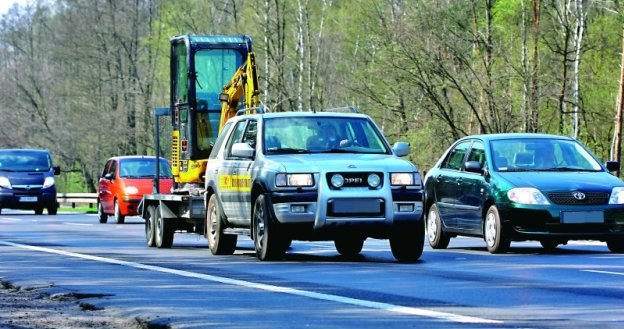 Do ciągnięcia lawety potrzebne jest zazwyczaj prawo jazdy kategorii E. /Motor