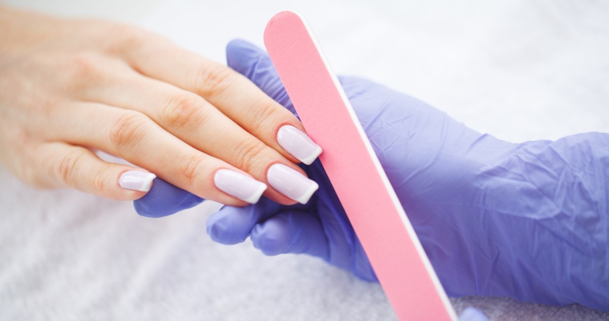 Do codziennej stylizacji paznokci najlepszy będzie papierowy lub szklany pilniczek /123RF/PICSEL