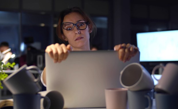 Do czego prowadzi nocna kawa? Uważaj...