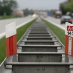 Do czego służą słupki przy drogach? Warto wiedzieć, gdy zobaczysz policję