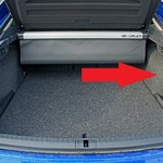 Do czego służy czerwona linka ukryta w bagażniku samochodu?