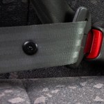 Do czego służy guzik na pasie bezpieczeństwa? Pełni ważną funkcję