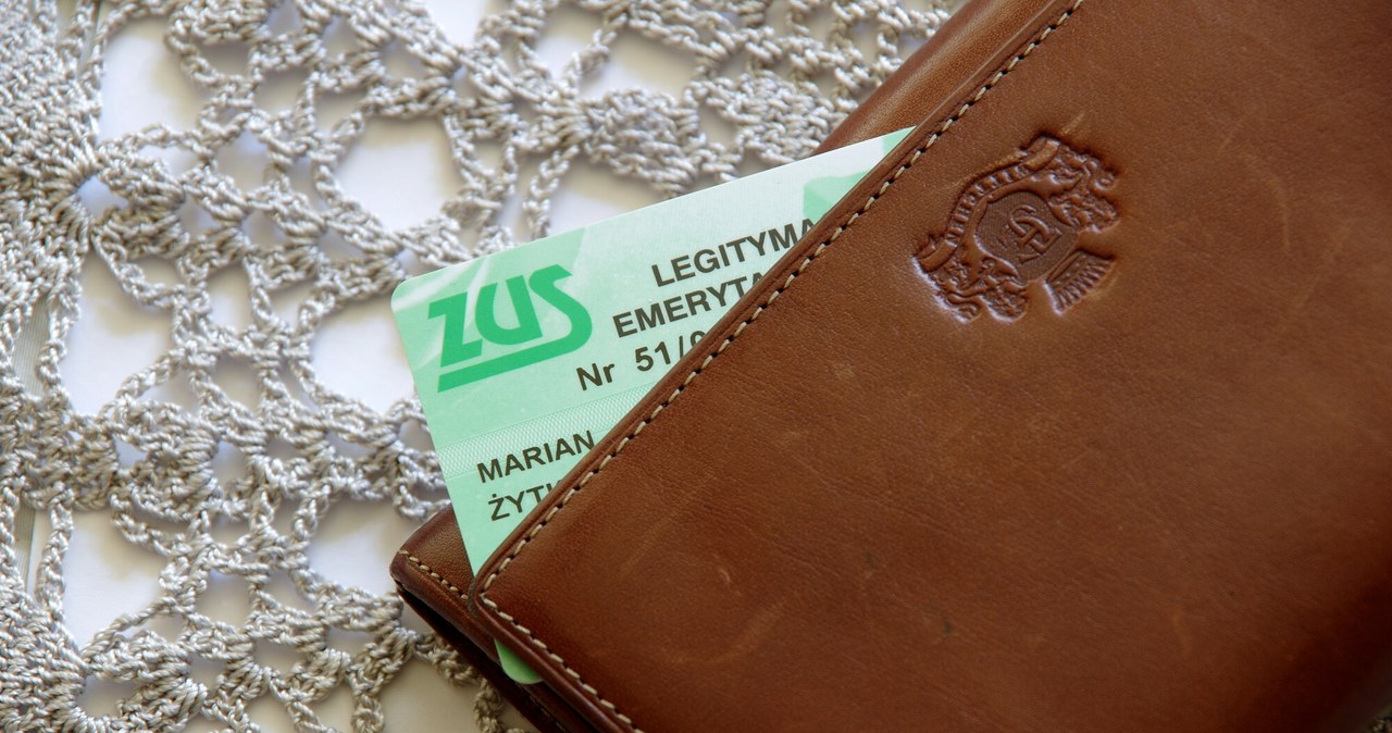 Do czego uprawia legitymacja emeryta i rencisty? /Marek Bazak /East News