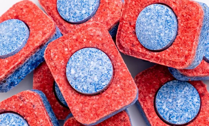 Do czyszczenia kratki wentylacyjnej można wykorzystać tabletki do zmywarki /123RF/PICSEL