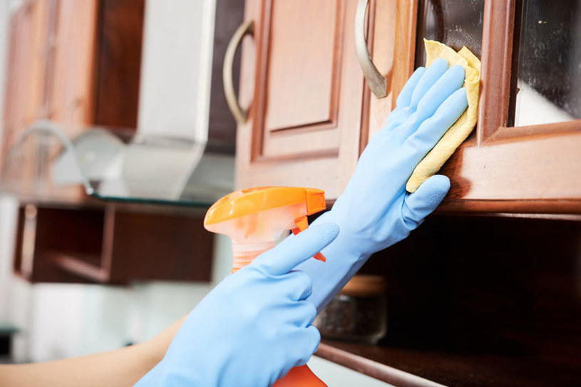 Do czyszczenia szafek kuchennych zastosuj sodę oczyszczoną lub płyn do mycia naczyń /123RF/PICSEL