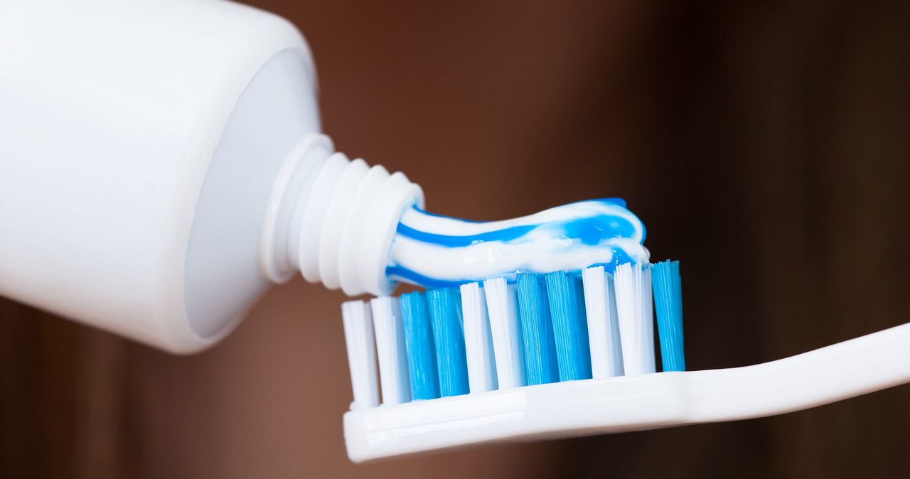Do czyszczenia toalety przyda ci się również... pasta do zębów /123RF/PICSEL