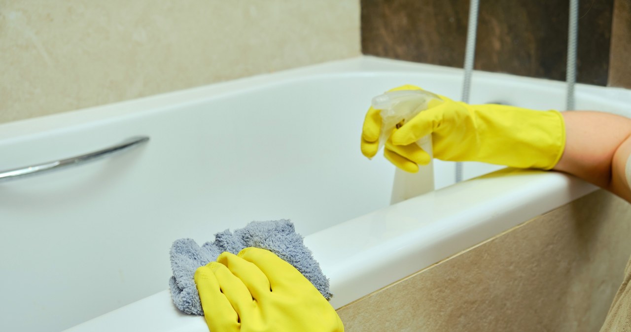Do czyszczenia wanny przyda ci się woda utleniona. To nie żart, a sprytny trik, dzięki któremu będzie lśnić /Pixel
