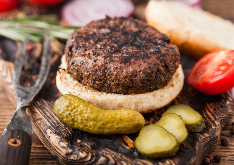 Do degustacji burgera nikogo nie będzie trzeba namawiać /123RF/PICSEL