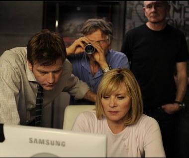 Do dokończenia autobiografii Lang zatrudnia więc profesjonalnego "ghostwritera" (Ewan McGregor).