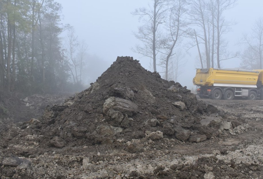 Do dołów o głębokości 6 metrów wsypywano ładunek z ciężarówek /Policja