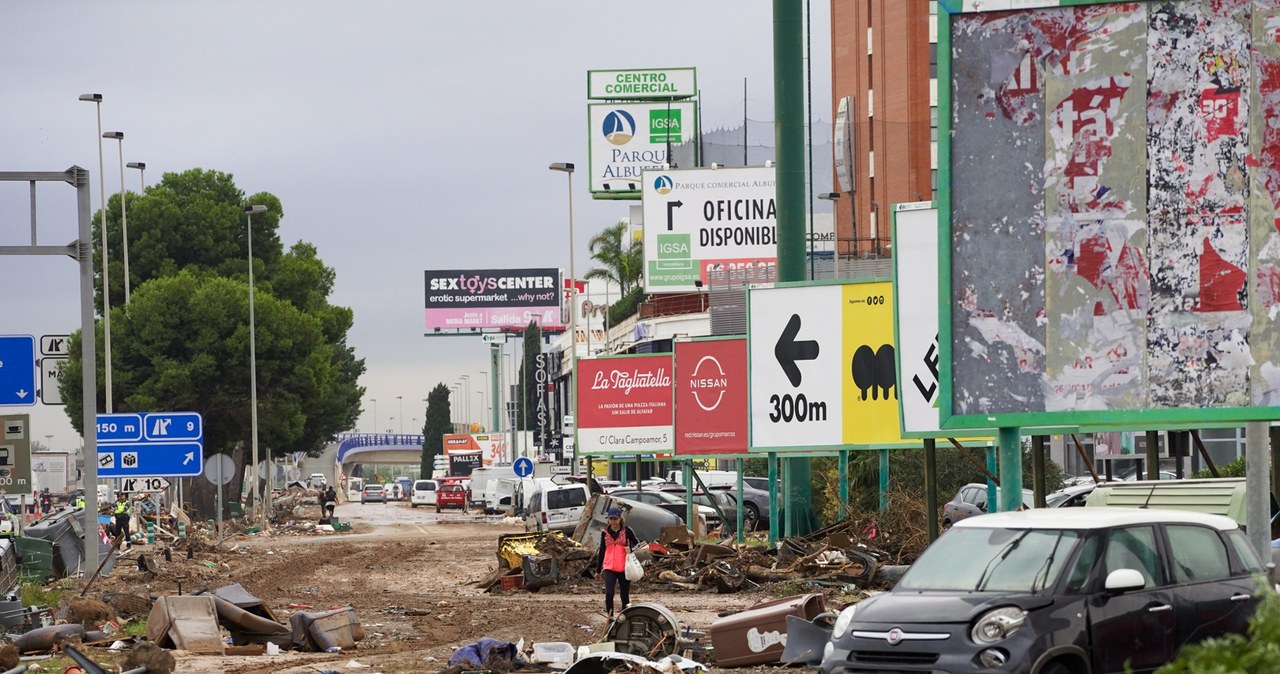 Do dotkniętej powodzią Walencji ma dotrzeć pakiet pomocowy, który jutro przyjmie centralny rząd /ALEX JUAREZ / ANADOLU / Anadolu via AFP /AFP