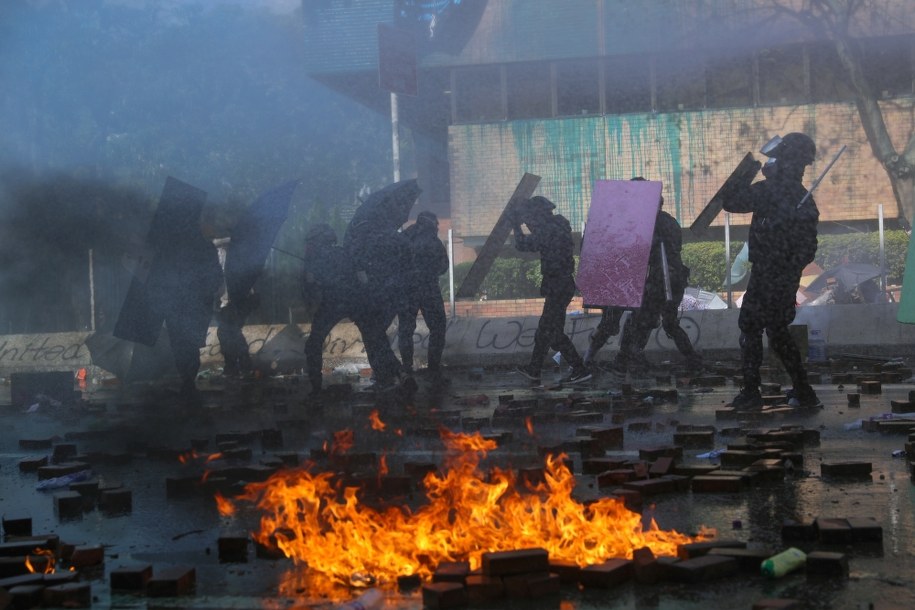 Do eskalacji protestów doszło po postrzeleniu jednego z demonstrantów ostrą amunicją w czasie starć 11 listopada / 	FAZRY ISMAIL    /PAP/EPA