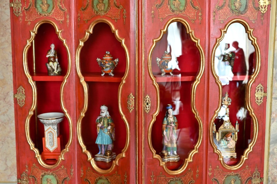 Do gablot trafiła zabytkowa porcelana z Muzeum Porcelany w Wałbrzychu /Maciej Kulczyński /PAP