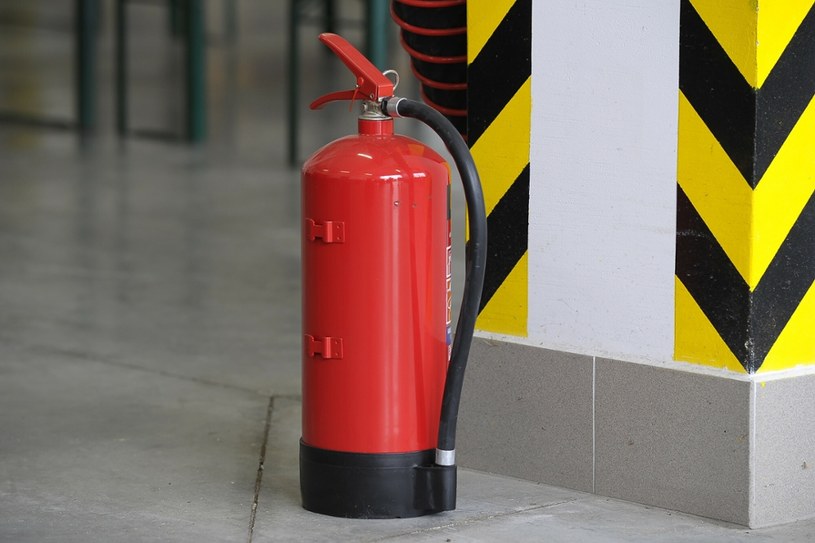 Do gaszenia pożaru instalacji fotowoltaicznej w początkowym stadium należy użyć gaśnicy proszkowej - takiej jakie wozimy w samochodach. Przyda się jednak większa ilość substancji gaśniczej - min. 4 kg. /Stanisław Bielski/Reporter /East News