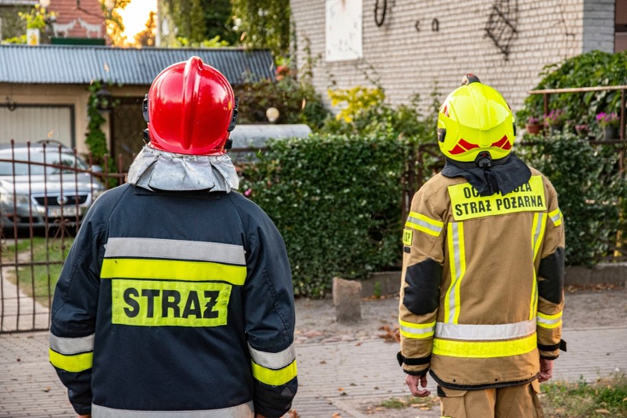 Strażacy musieli wzywać lawetę. Auta blokowały dojazd