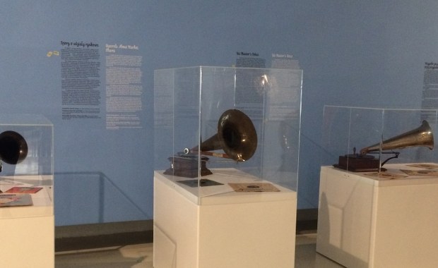 Do grającej szafy grosik wrzuć!