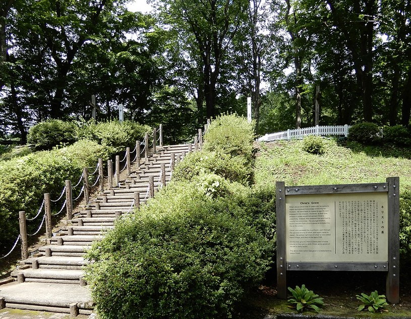 Do grobu Jezusa w Shinto prowadzi droga, na wzgórze. Obok stoi tablica informacyjna. / zdjęcie: WikipediaKIRISUTO NO HAKA /domena publiczna